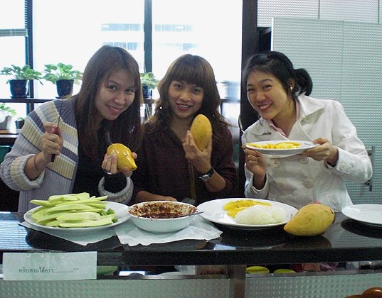 making mango and sticky rice thailand