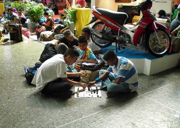 hua lamphong playing chess while waiting for train