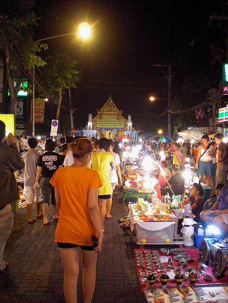 walking street market chiang mai