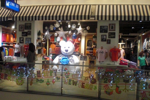 The AIIZ store at Bangkok's Terminal 21 mall at Christmas, 2012.
