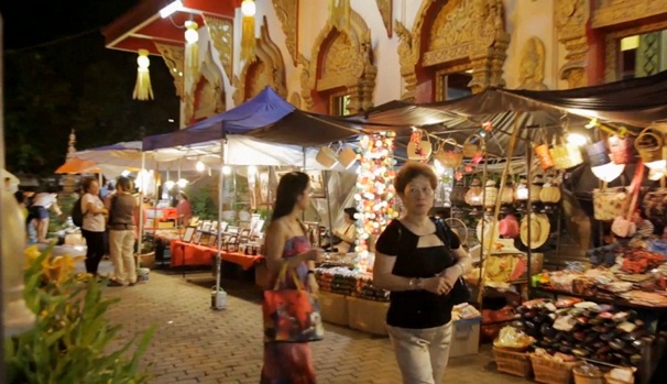 walking street market sunday night chiang mai