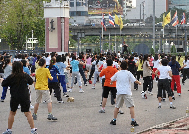 lumphini park bangkok free aerobics classes