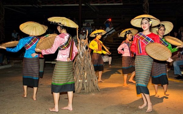 traditional thai dancers