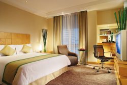 holiday inn bangkok guest room