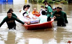 thai floods boat