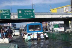 pushing the bus in bangkok