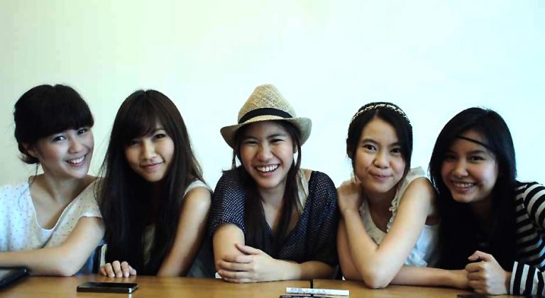 Thailand’s First All-Girl Electronic Pop Group: Apple Girls Band – Very Cute