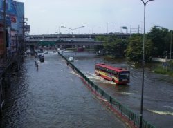 bus driving through floods vibhavadi bangkok