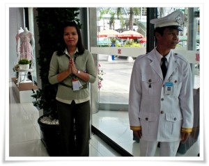 mall ngam wong wan's polite staff