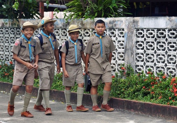 800px-School_students_Thailand_1