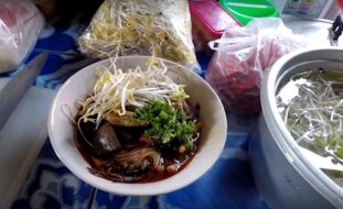 How to make authentic northern Thai Khanom Jeen Nam Ngeow (curried noodle soup)