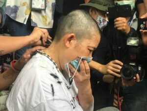 Parit Penguin's mother shaves head