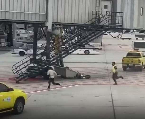 man being chased through suvarnabhumi airport